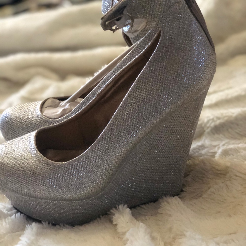 Dressy wedges sparkle never worn